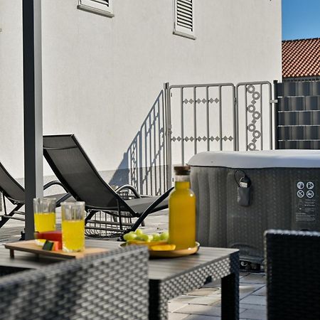 Luxury Apartment With Garden Jacuzzi And Wellness Trogir Exterior foto