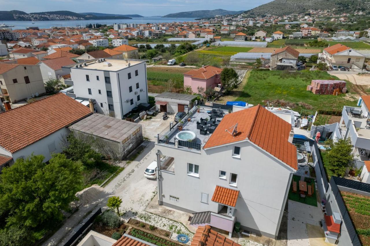 Luxury Apartment With Garden Jacuzzi And Wellness Trogir Exterior foto
