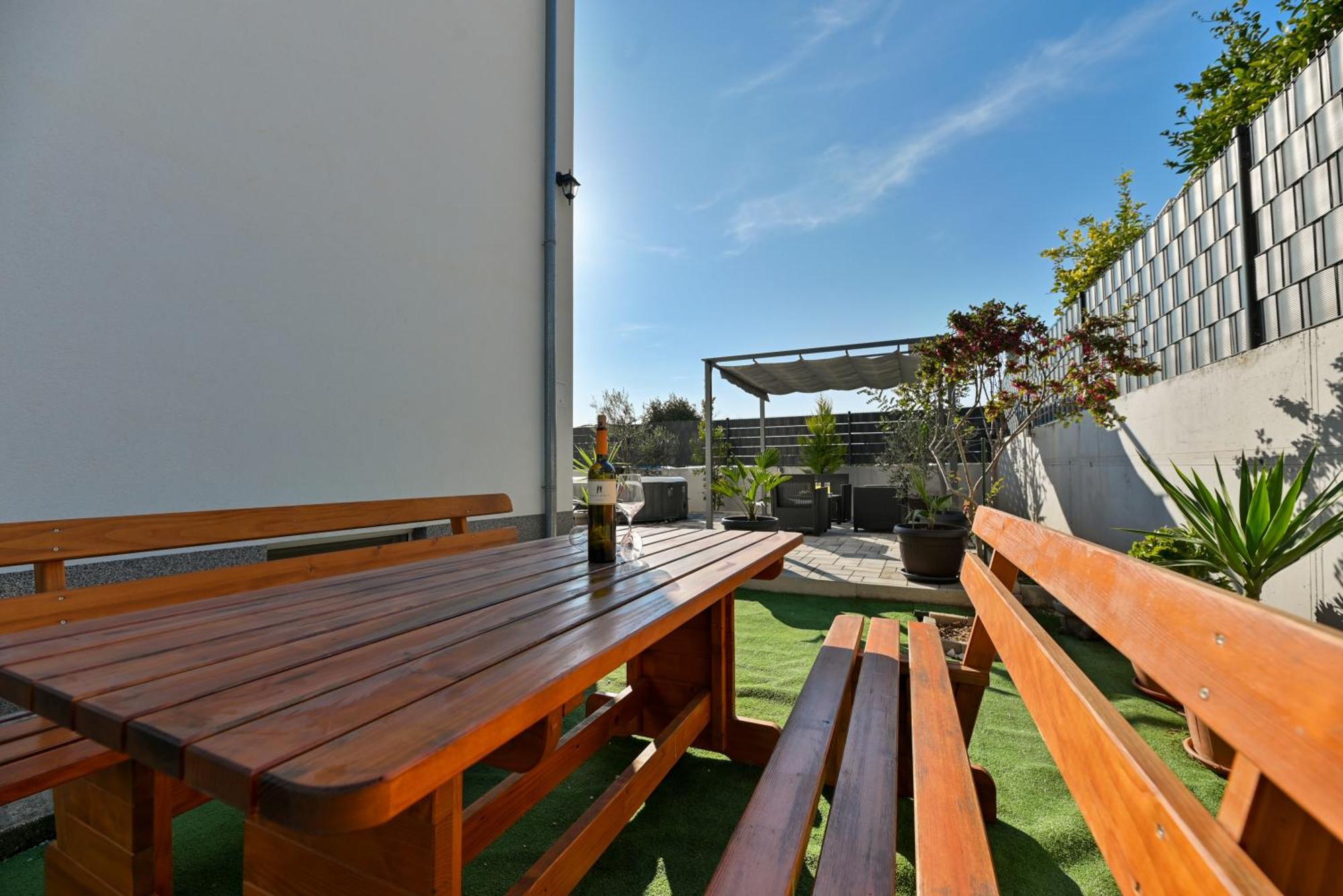 Luxury Apartment With Garden Jacuzzi And Wellness Trogir Exterior foto