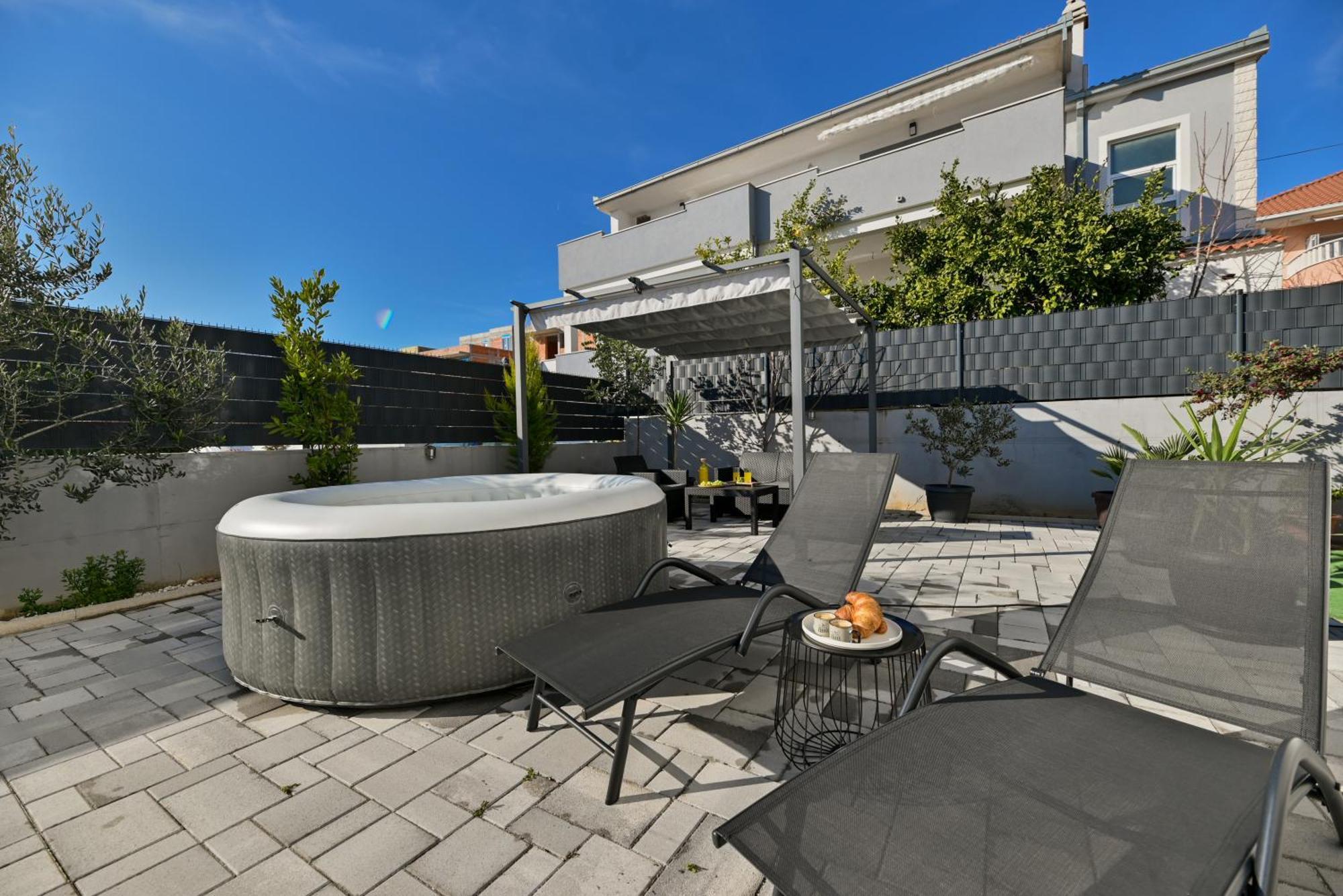 Luxury Apartment With Garden Jacuzzi And Wellness Trogir Exterior foto