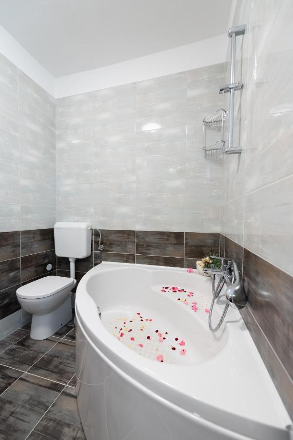 Luxury Apartment With Garden Jacuzzi And Wellness Trogir Exterior foto